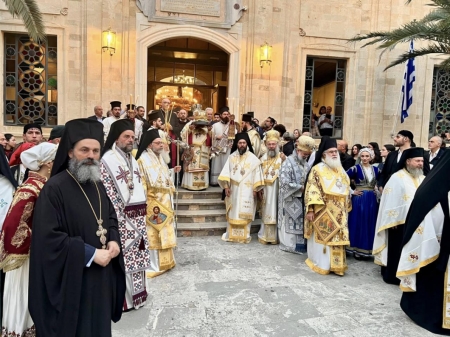 Με ιδιαίτερη λαμπρότητα οι εορτασμοί για τα 60 χρόνια από την επανακομιδή της Τιμίας Κάρας του Αγίου Αποστόλου Τίτου.